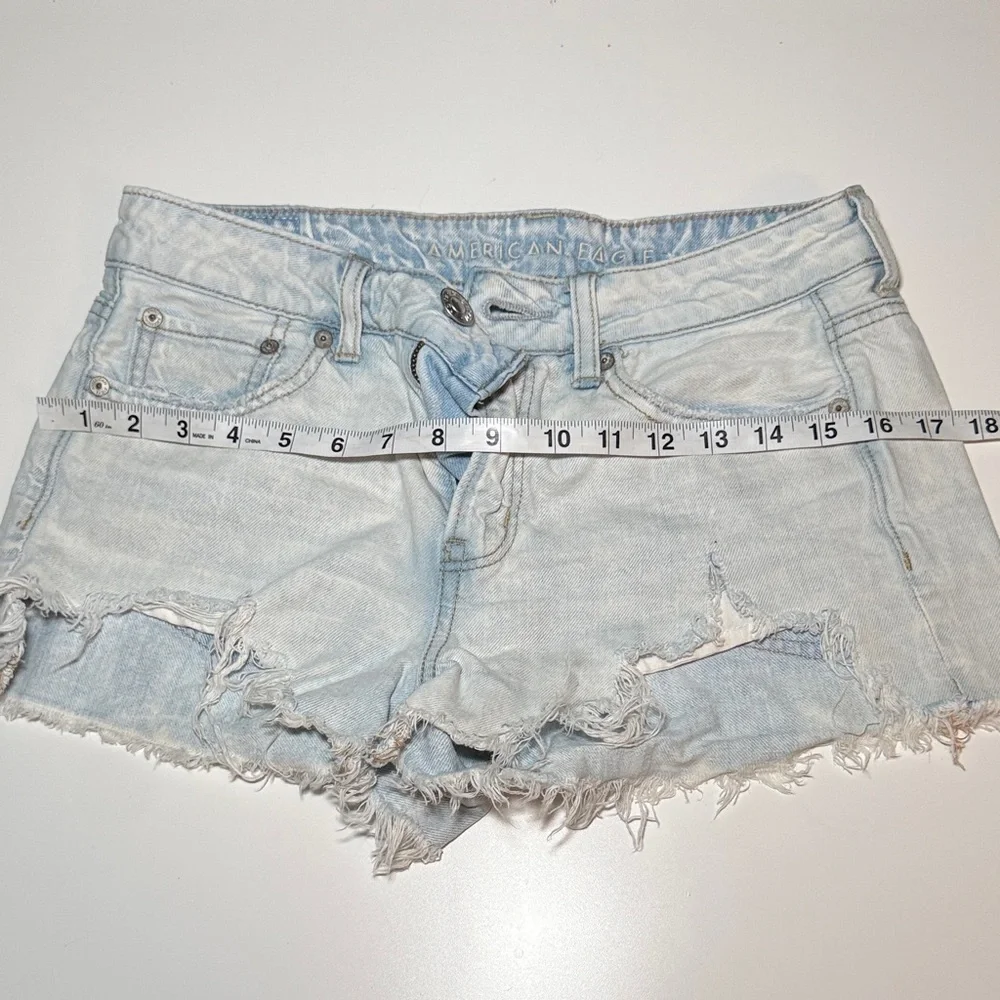 Women's American Eagle Outfitters Light Wash FrayedJean Shorts Size 2 Small